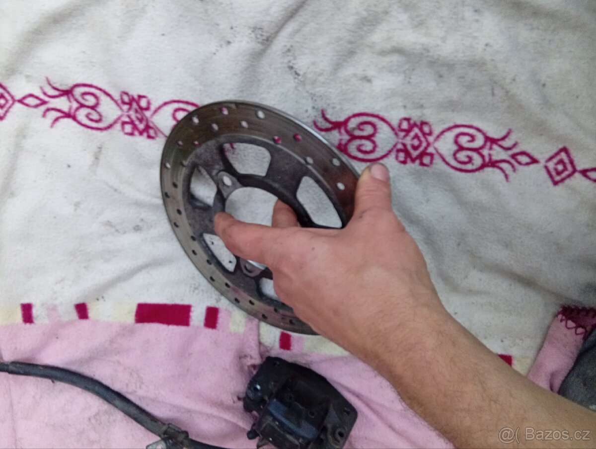 2008 Suzuki burgman 200 zadní třmen