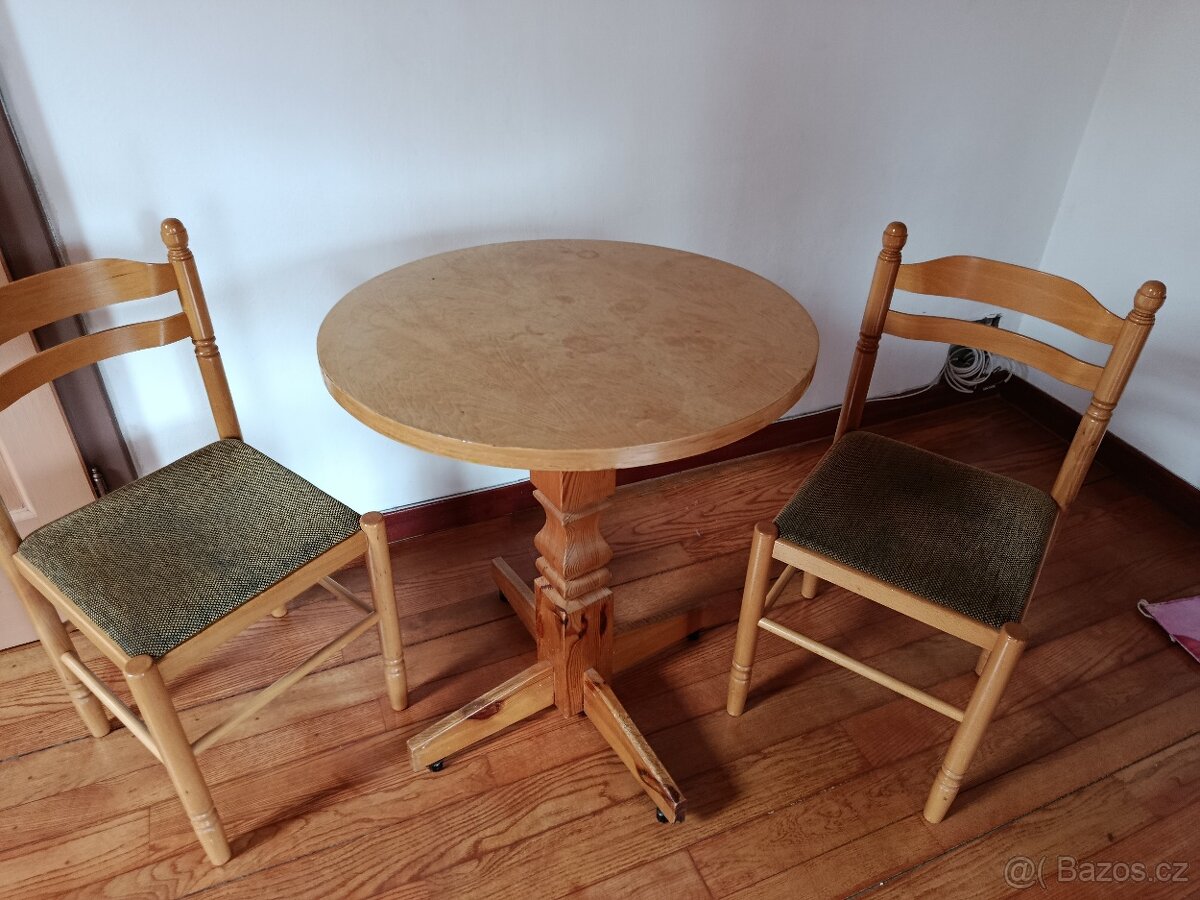 Zachovalý stůl a židle