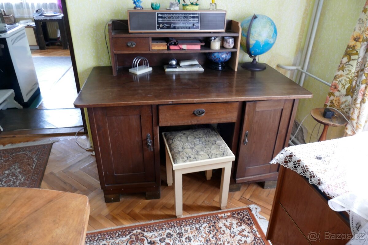 Starožitný psací stůl
