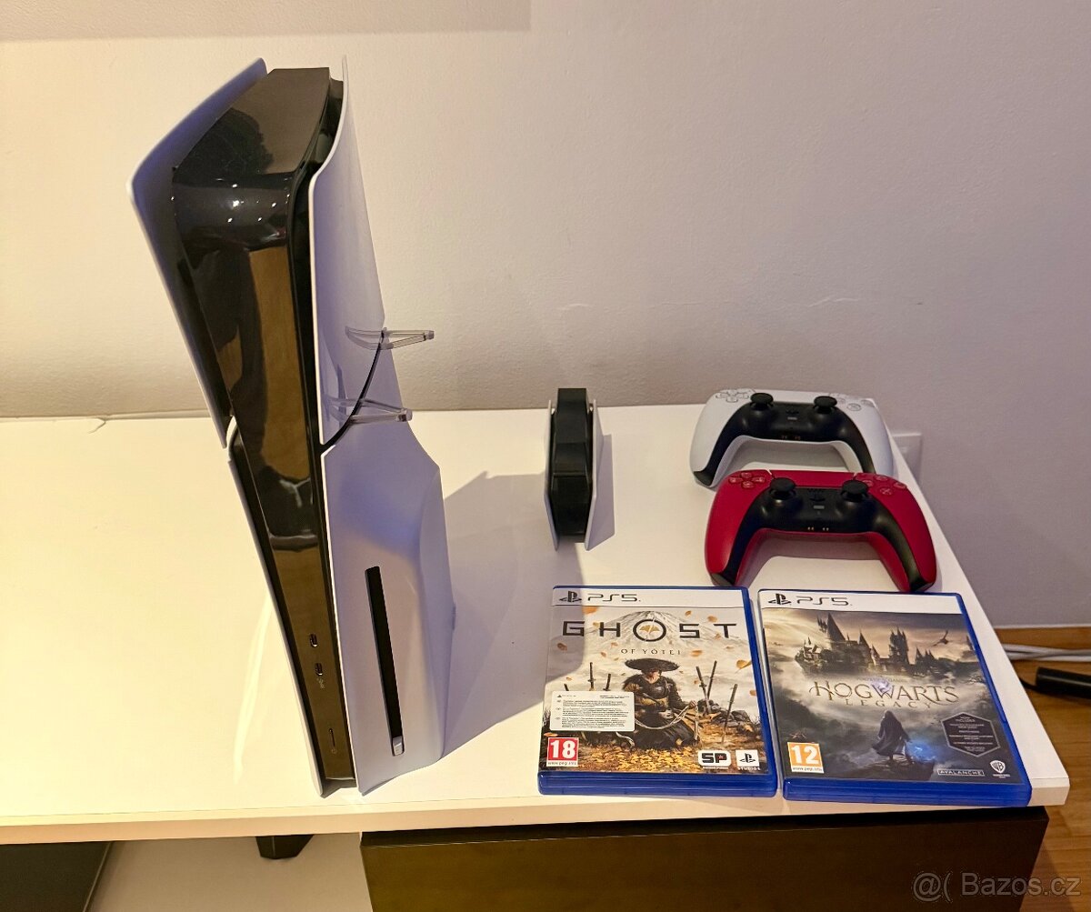 PlayStation 5 slim (mechanika) + 2 ovladače + 2 hry + dobíje