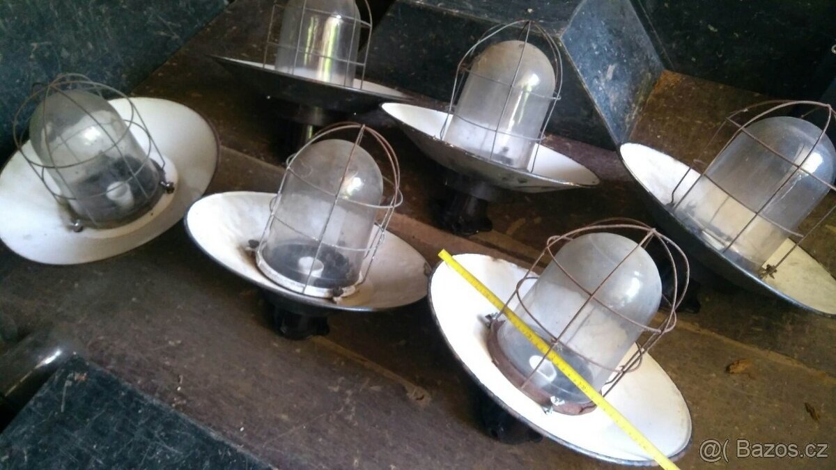 industriální lampa smaltovaná, litinová