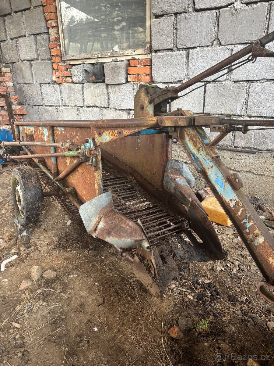 Tek jednořádkový vyoravač brambor