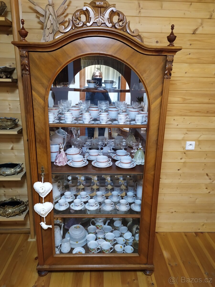 Prosklená skříň - skleník-vitrína