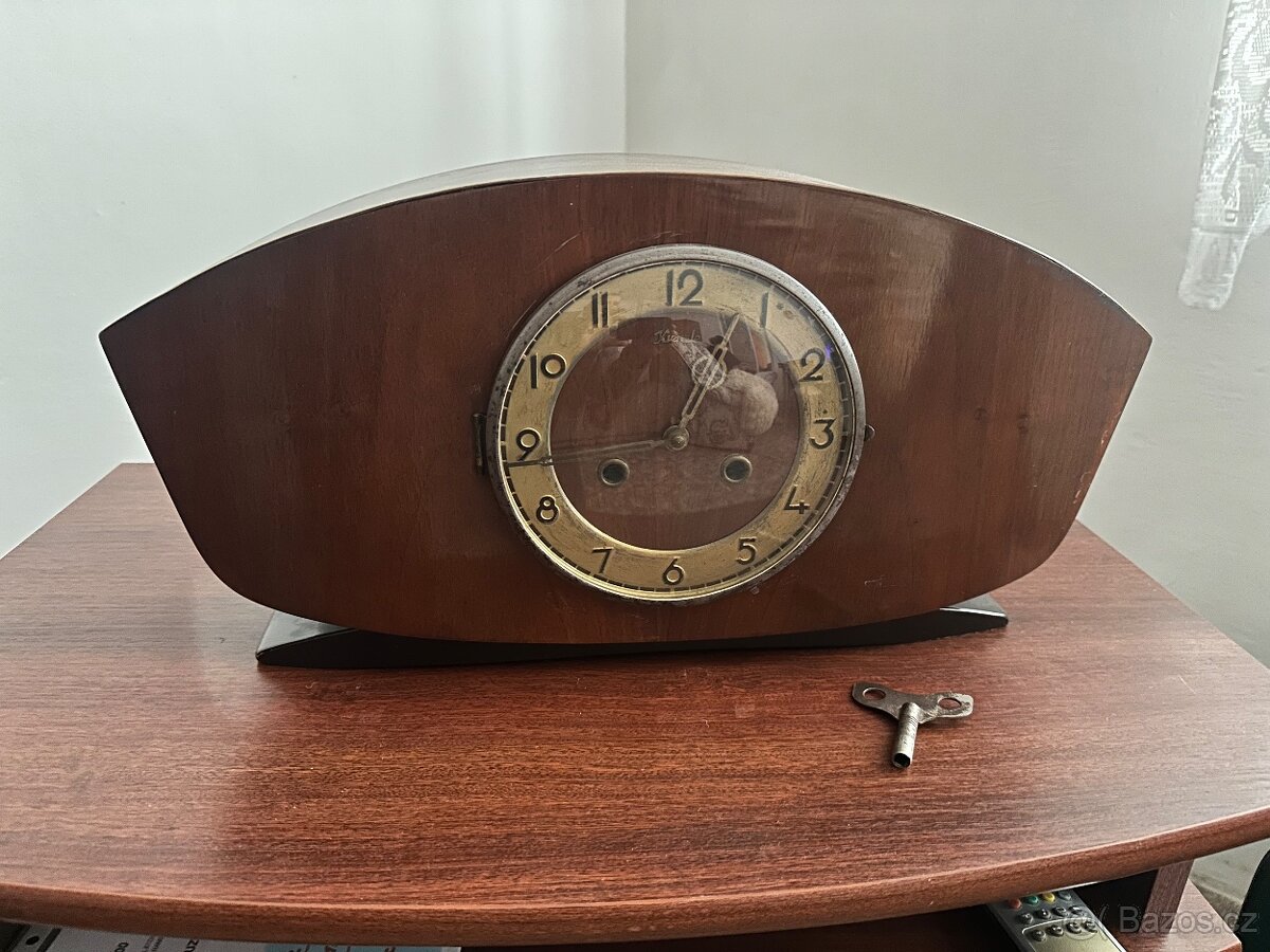 Retro stolní mechanické hodiny