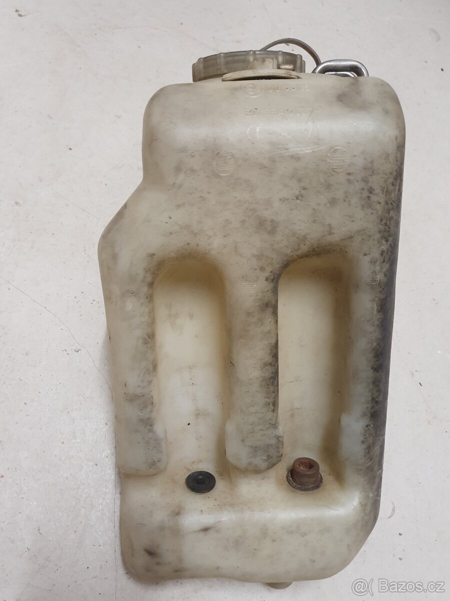 Mercedes W124 nádobka ostřikovačů