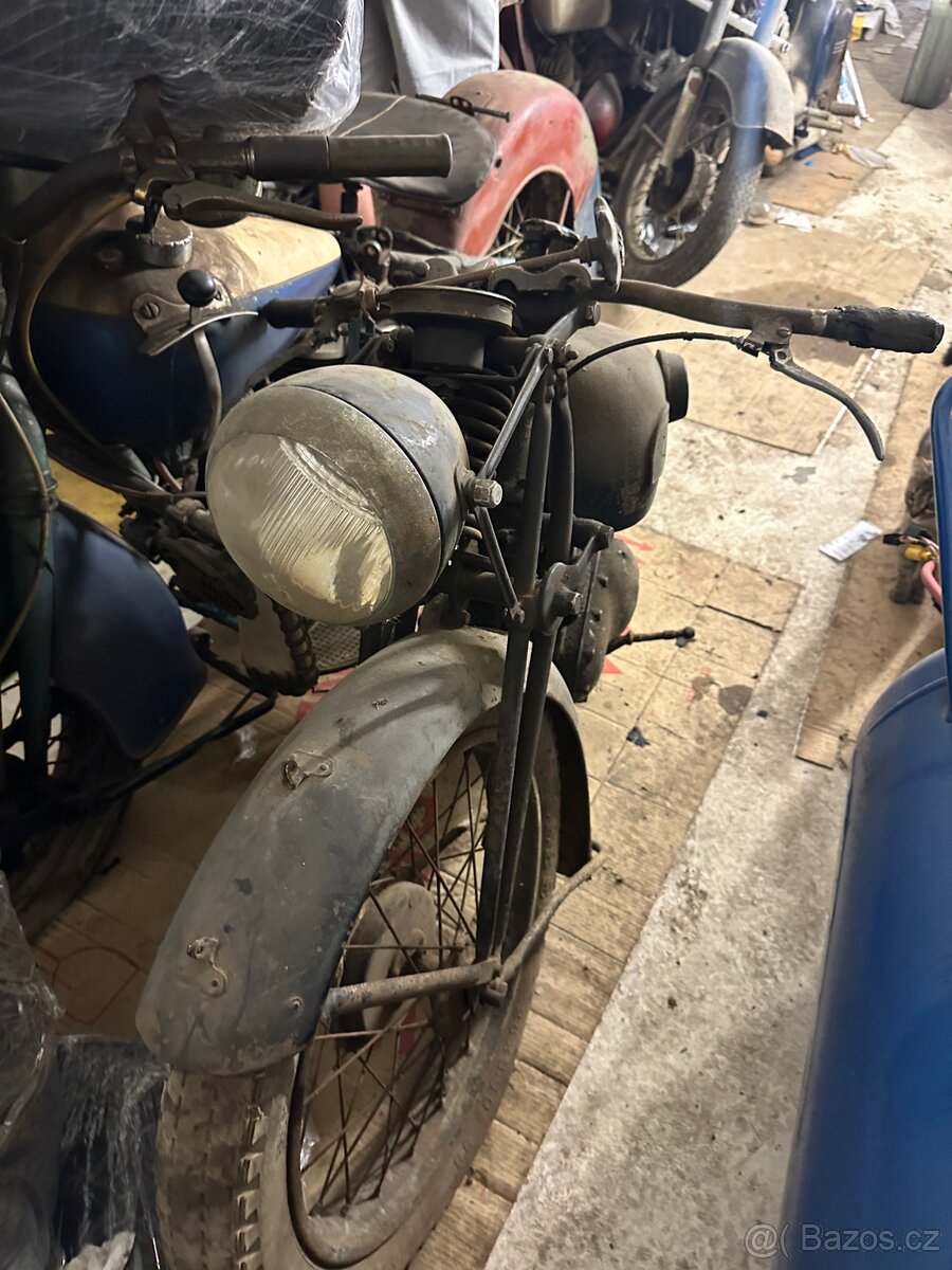 Předválečný Triumph B200 + Díly
