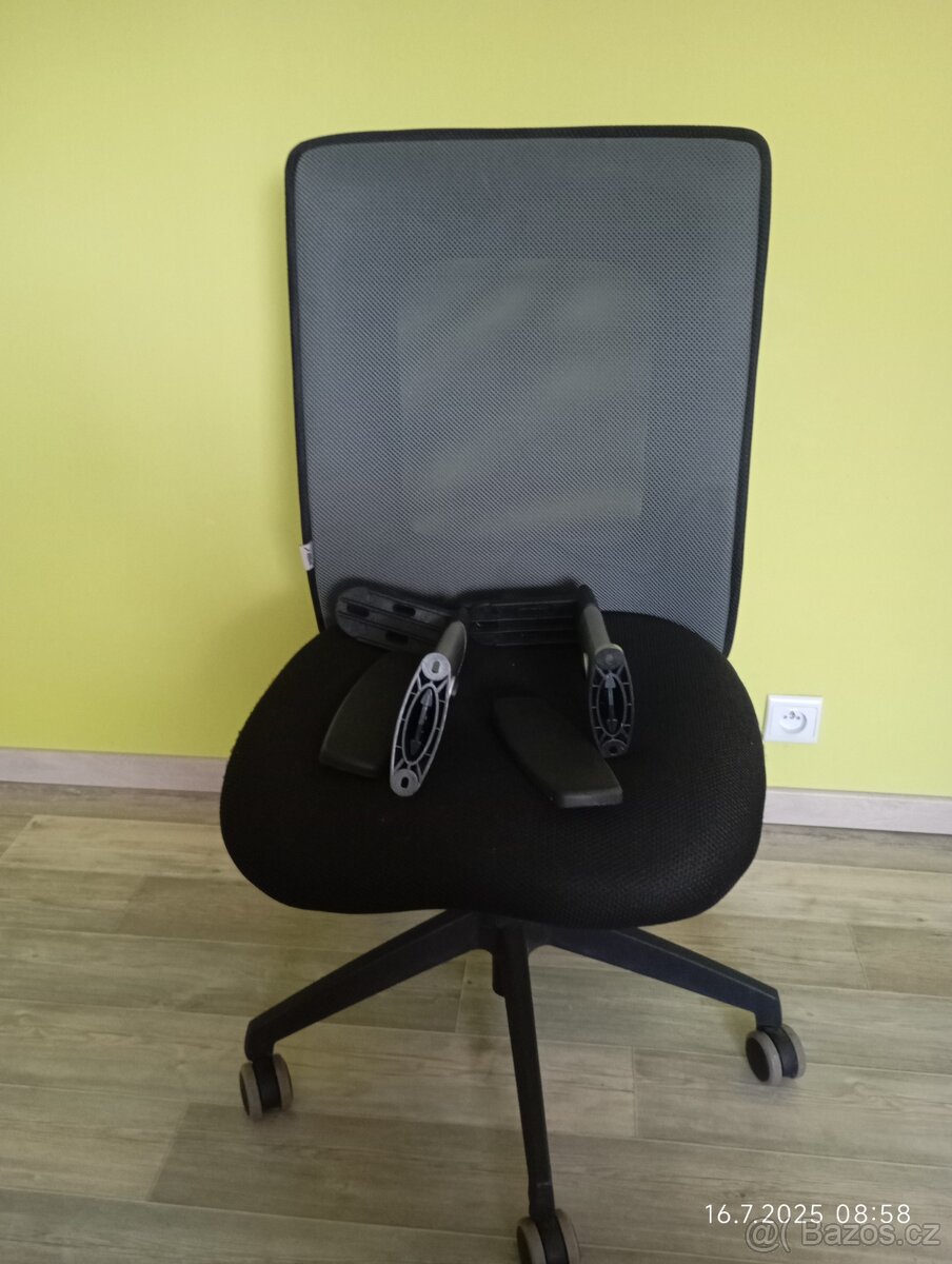 Kancelářská židle s područkami