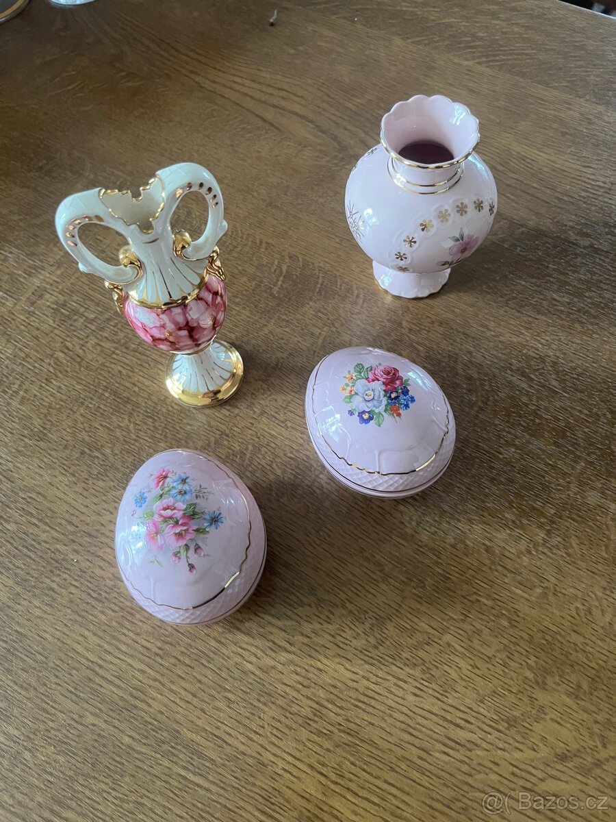 Sada dekorativních růžových porcelánových mini váziček a dóz
