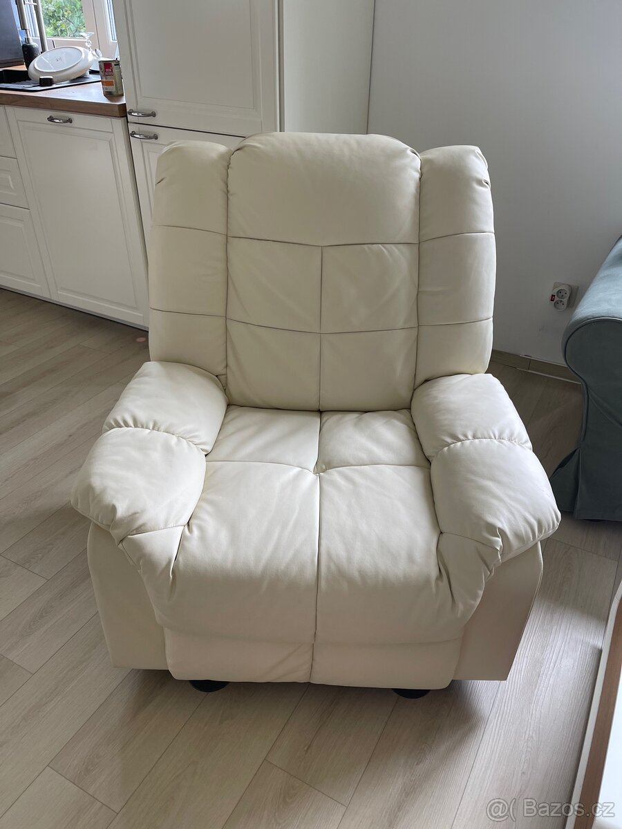 Polohovací masážní křeslo