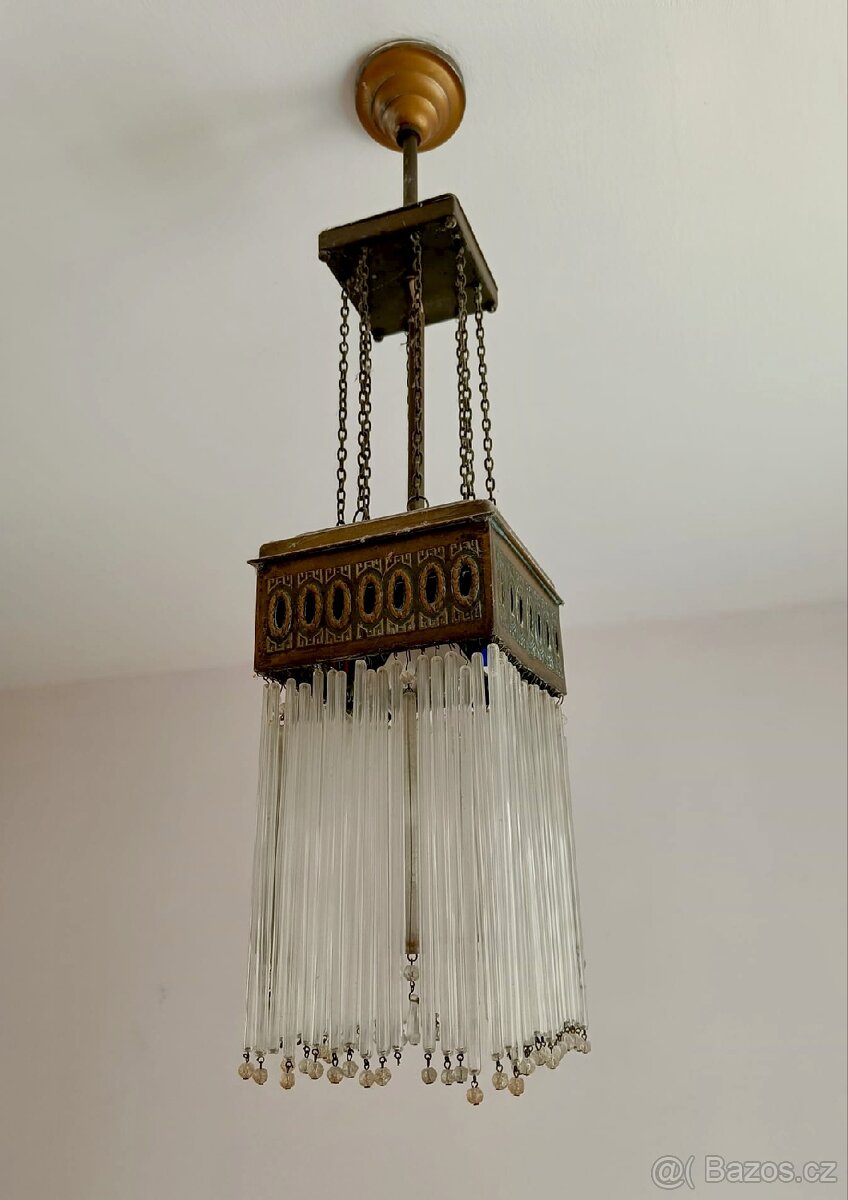 Secesní lustr.