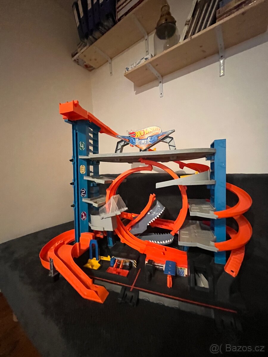 Hot Wheels Ultimate Garage se žralokem