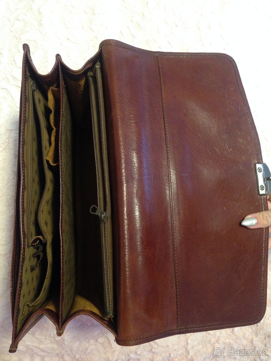 Kožený kufří, spisovka