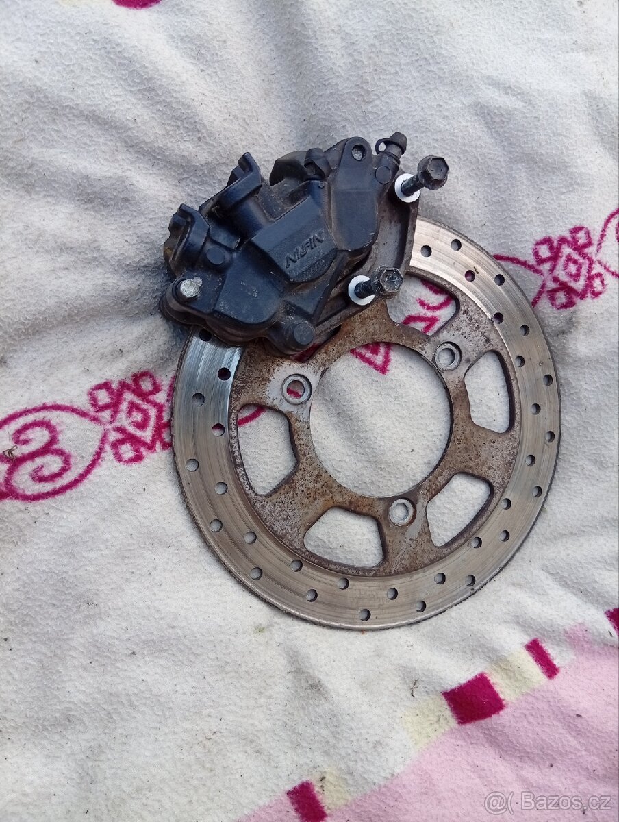 2008 Suzuki burgman 200 přední brzdový třmen 3 pískový