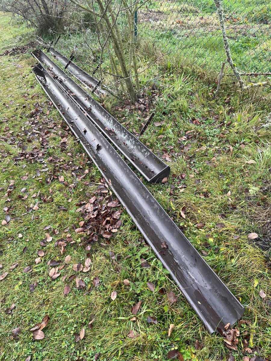 Plechové lakované okapy s háky