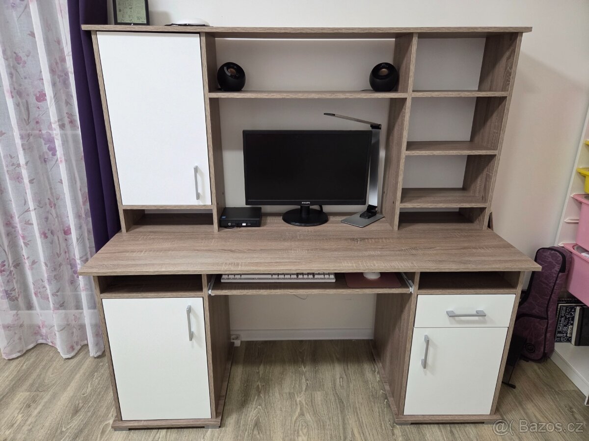 Psací  stůl, zánovní, velice prostorný