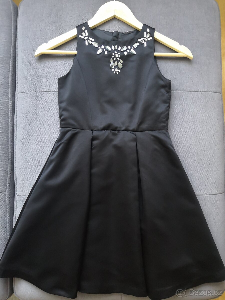Černé šaty s kamínky