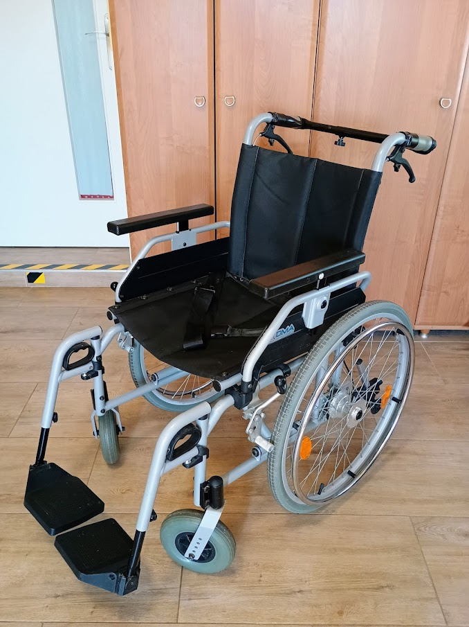 Mechanický skládací invalidní vozík