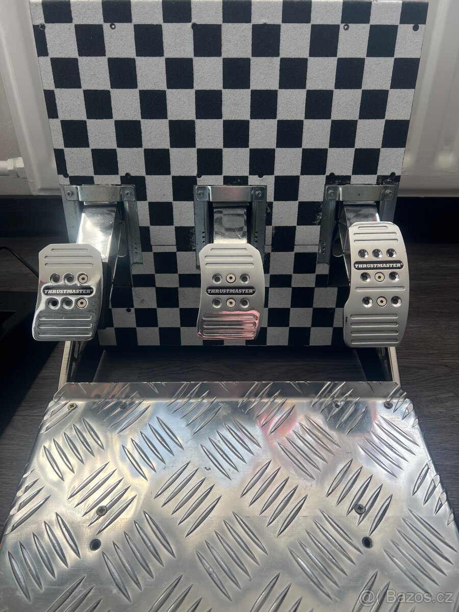 Thrustmaster pedály