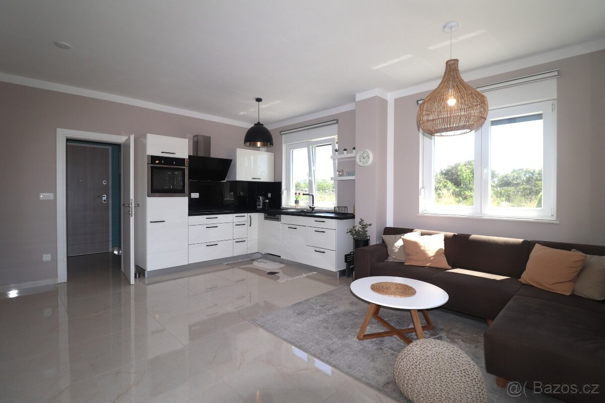 ☀Brodarica(HR)-novostavba bytu 63,07 m2 s dvorom☀
