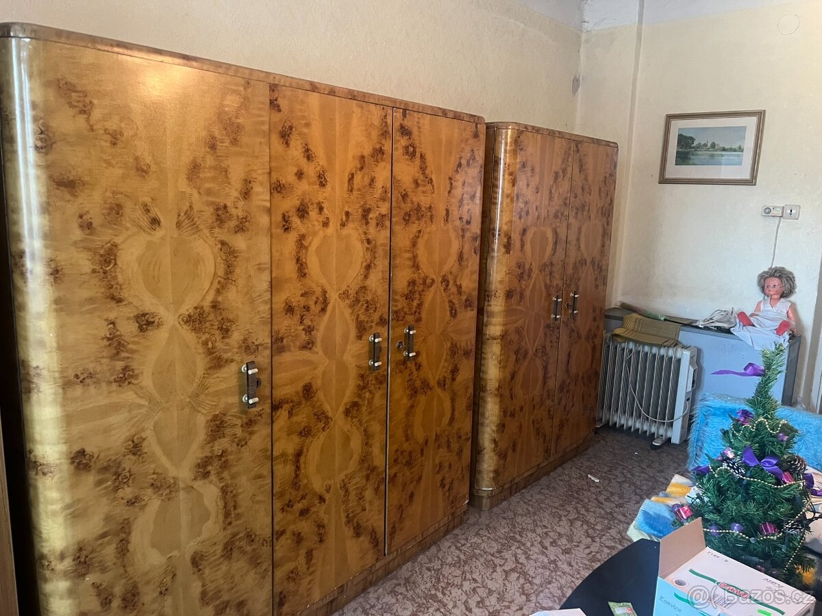 Skříně, postel, stolky