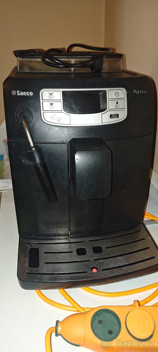 Automaticky kavovar Saeco.