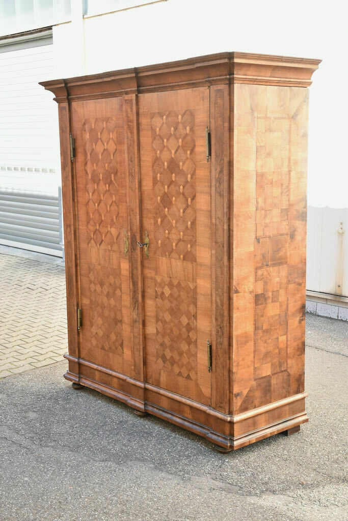 Intarzovaná skříň Ludvíka XVI. ze zámku Donaueschingen, kole