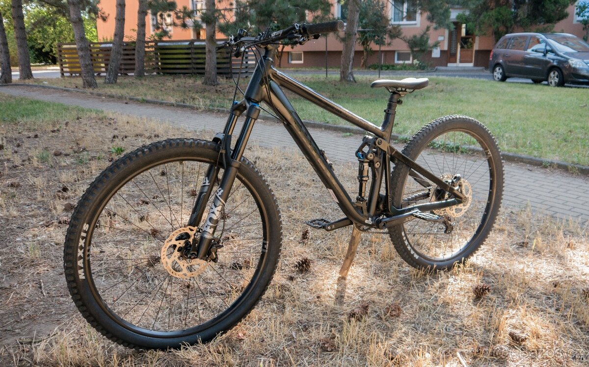 2022 ZÁNOVNÍ GHOST RIOT TRAIL ESSENTIAL