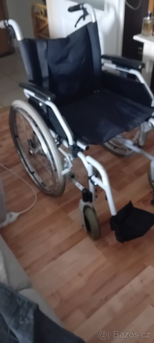 Invalidni vozik,choditko,koupelnova zidle