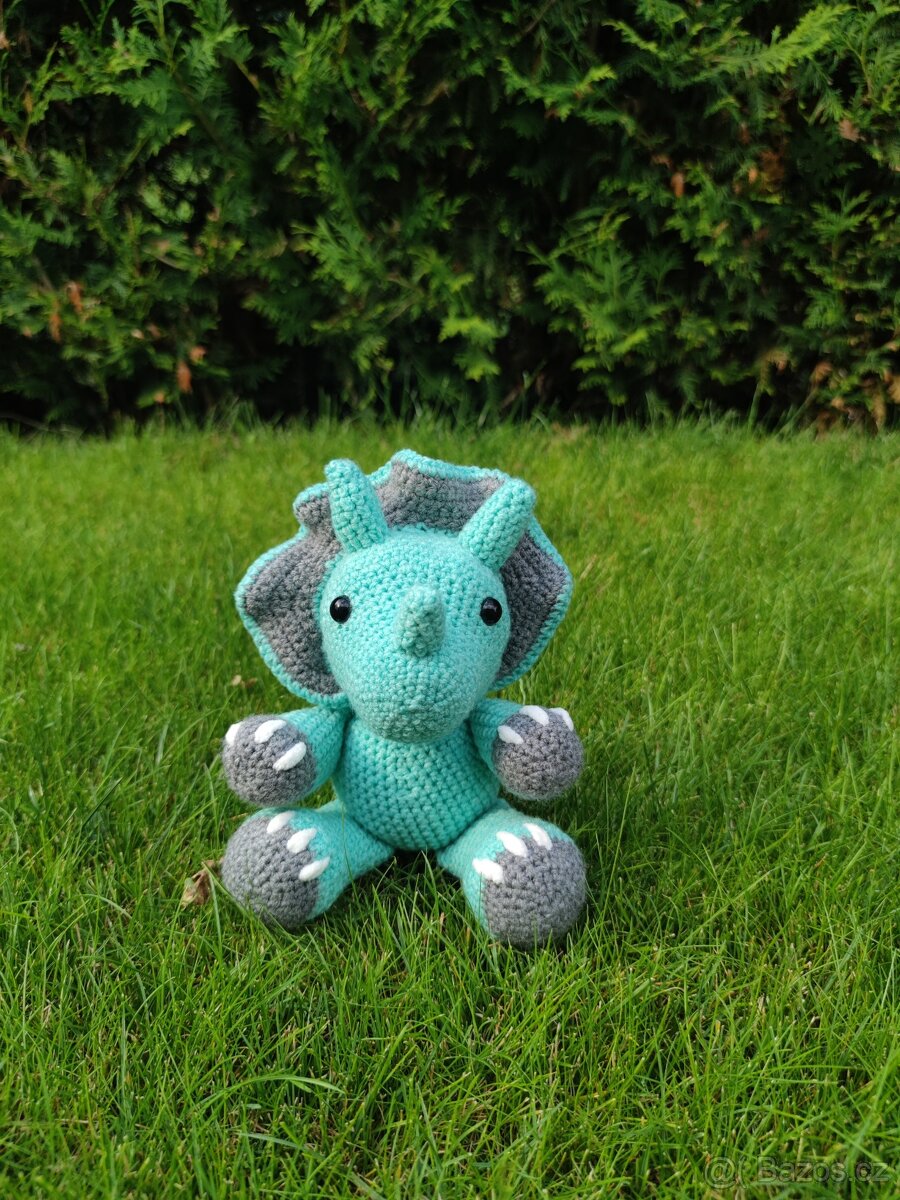Háčkovaný dinosaurus triceratops