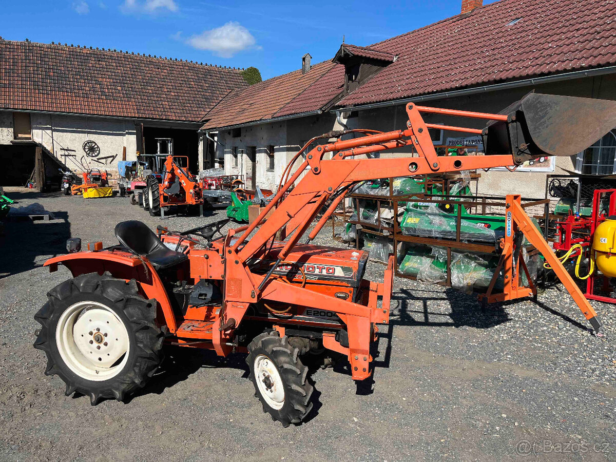 Hinomoto E 2004 D , 4x4 s originálním čelním nakladačem