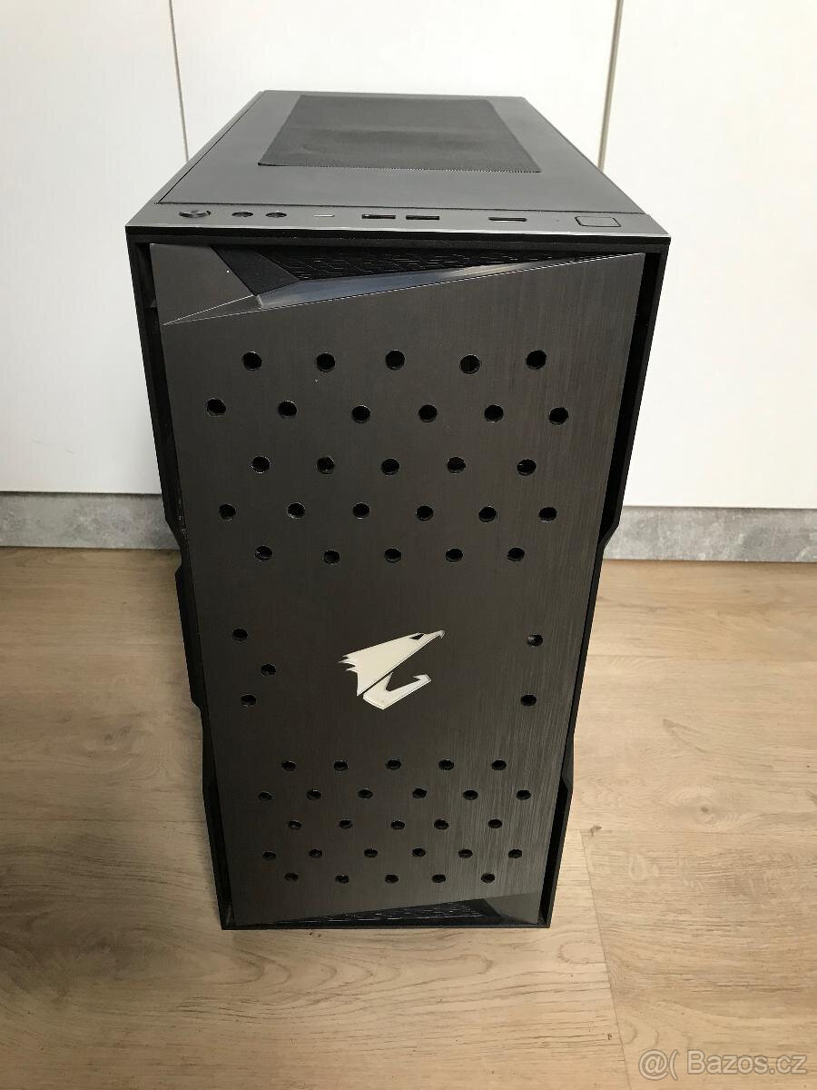 GIGABYTE AORUS C300 GLASS