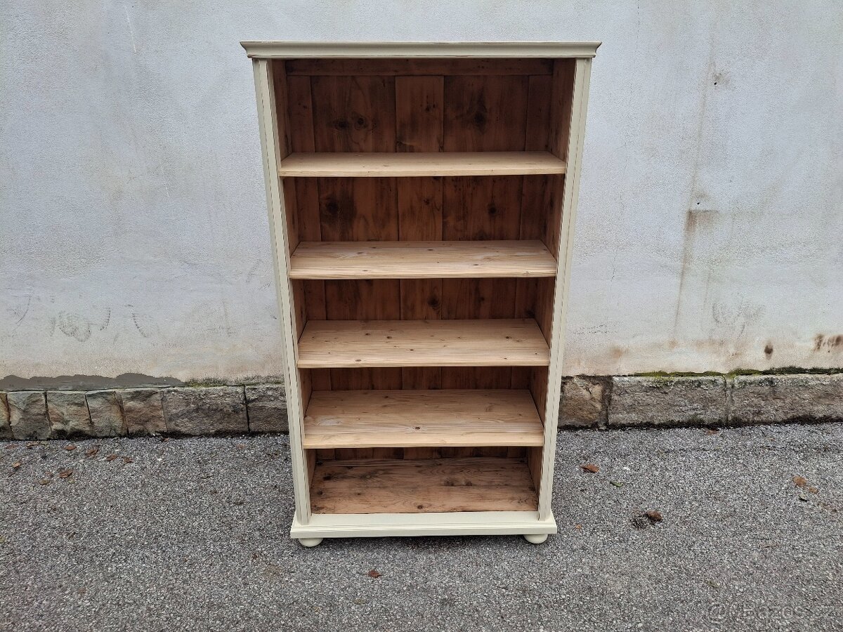 Knihovna starožitná po renovaci