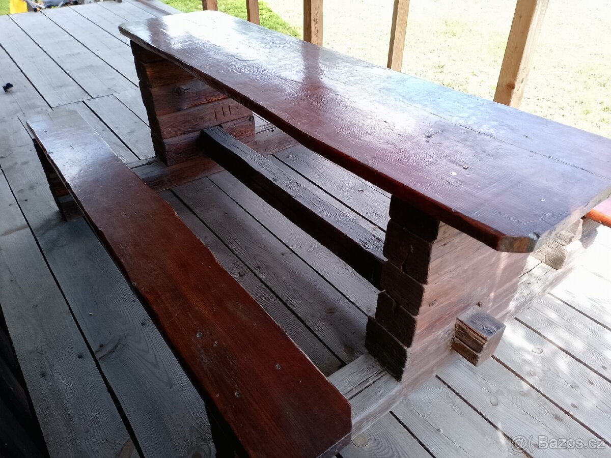 Masivní dřevěná lavice