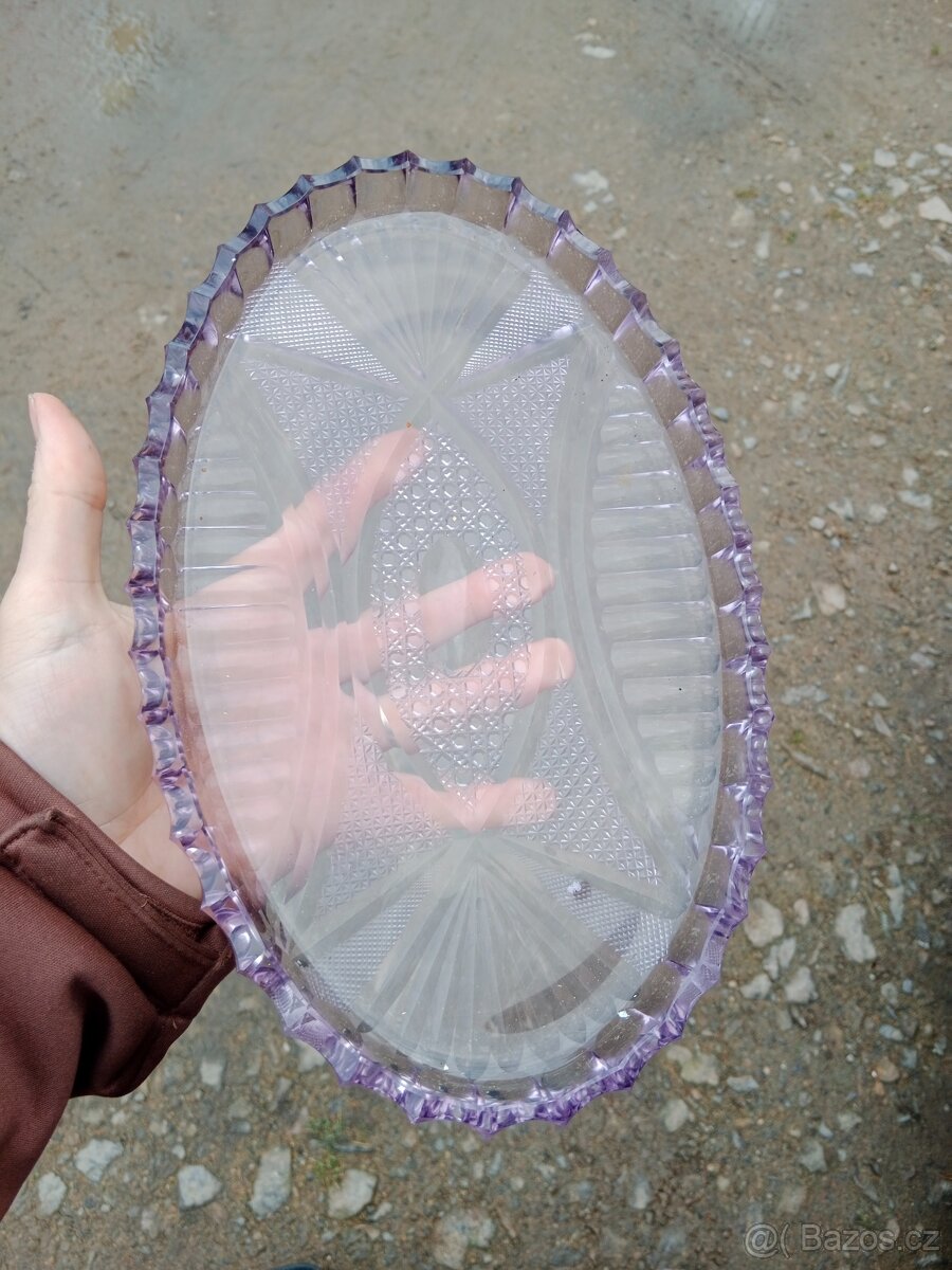 Fialový skleněný tác