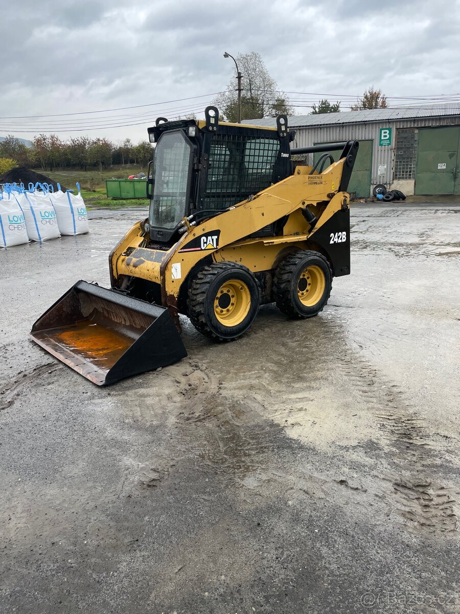 Cat 242B smykový nakladač
