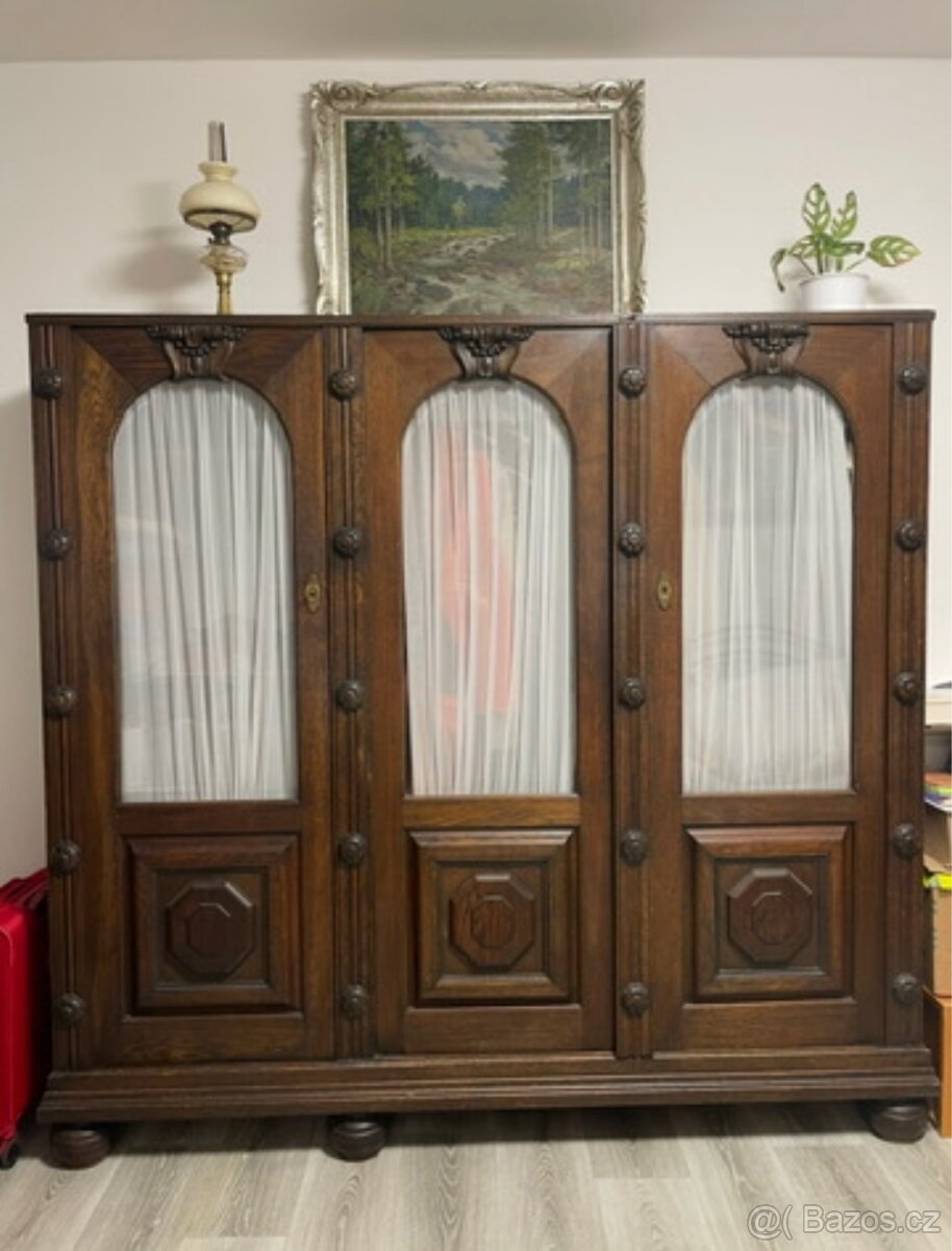 Starožitná šatní skříň