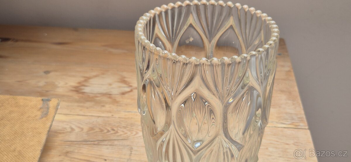 Retro lisovaná skleněná váza 20 cm,  váha 1,30 kg