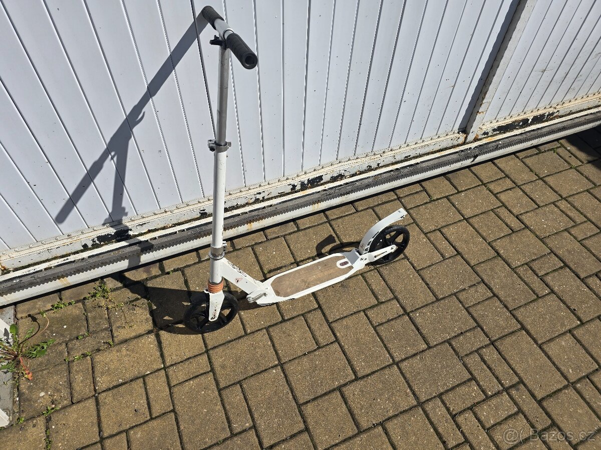 Koloběžka CAROMA 200mm kolečka/s dvojitým odpružením