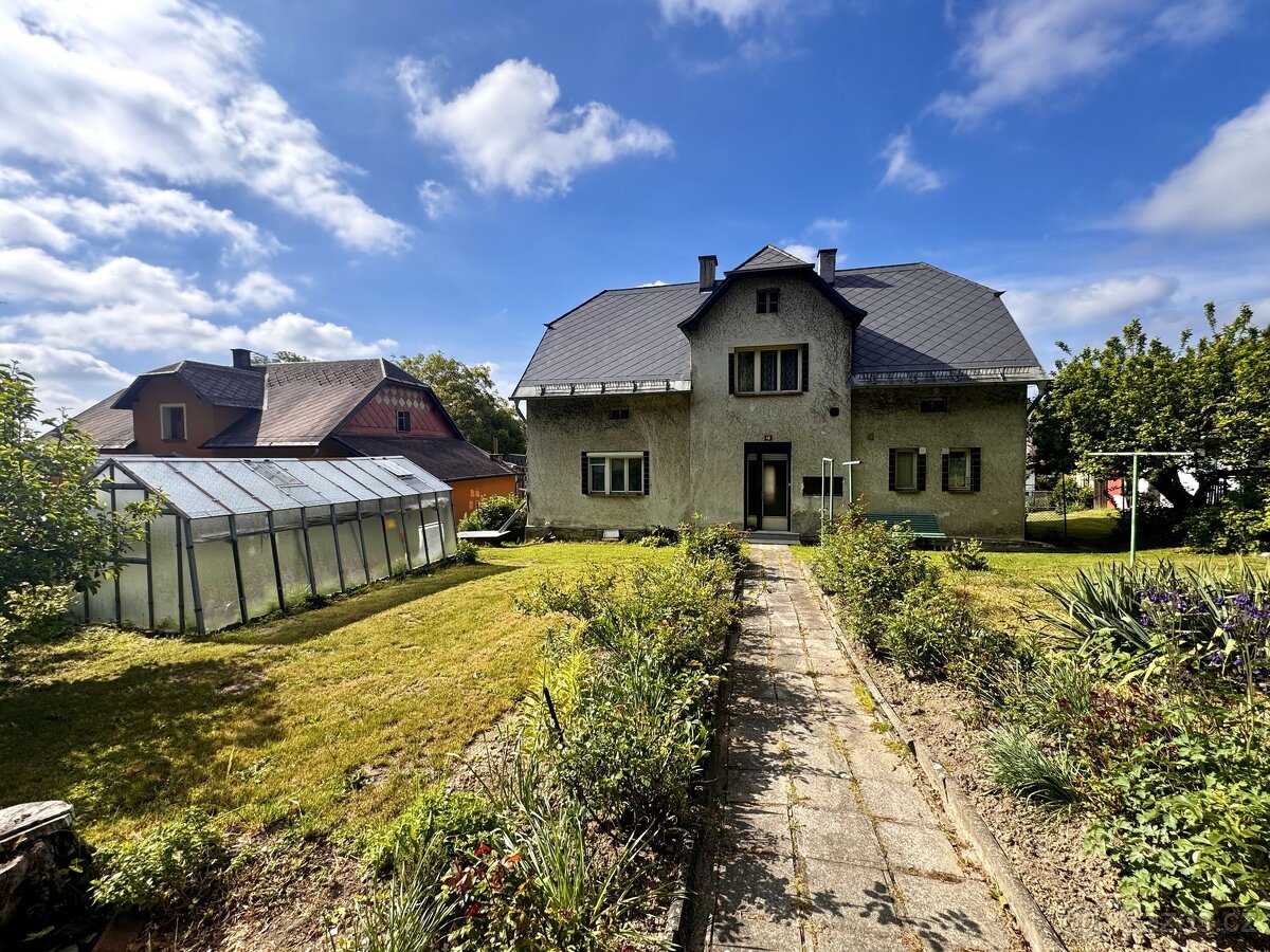 Rodinný dům 4+kk  s garáží, skleníkem a zahradou 642 m2 - Př