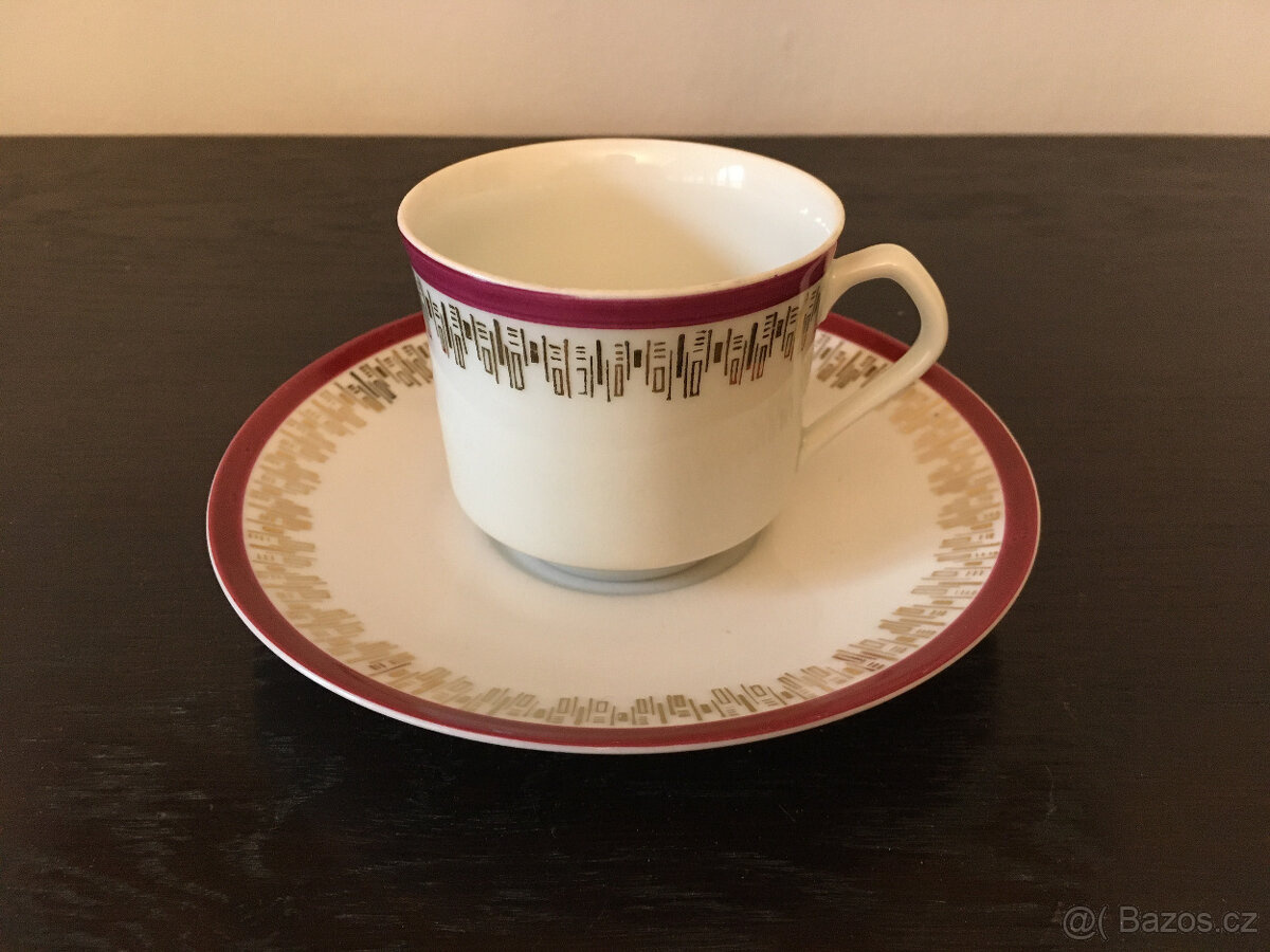 Samostatný starý porcelánový šálek s podšálkem