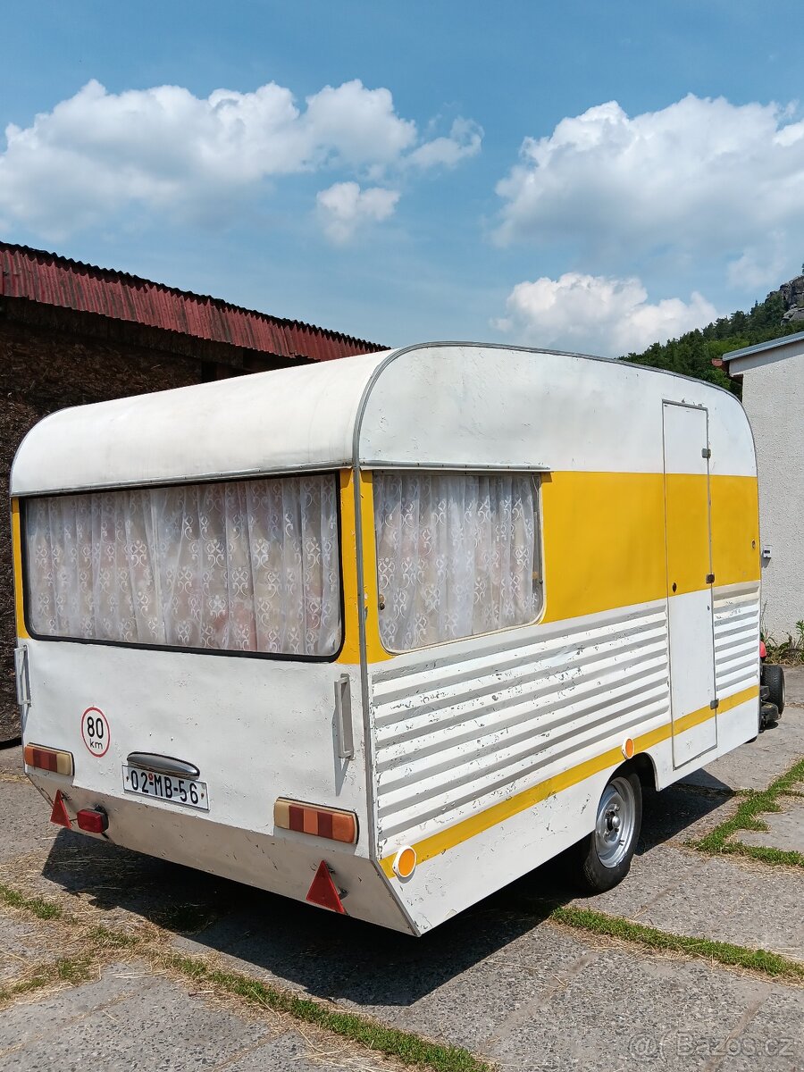 Obytný laminátový karavan