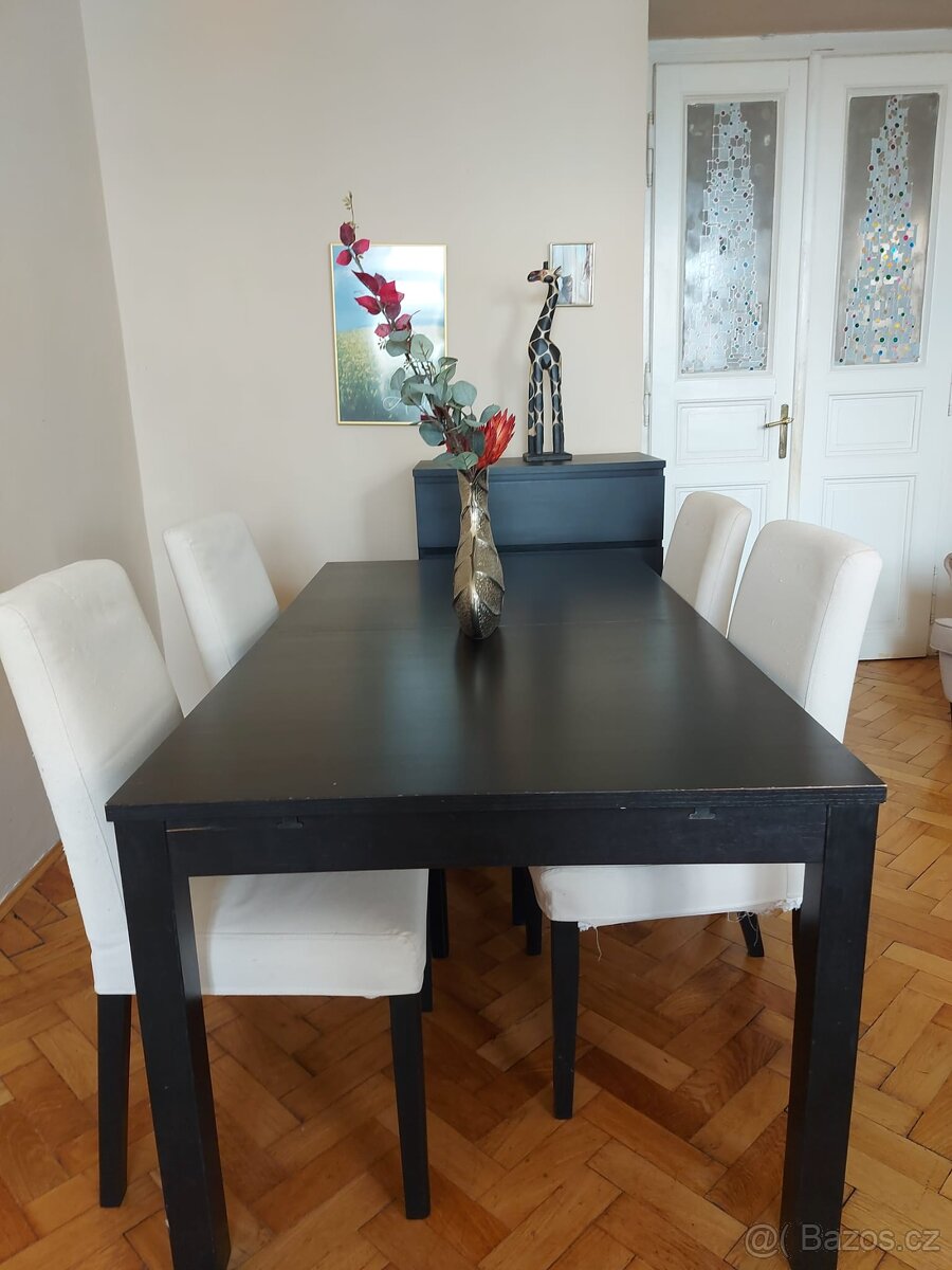 Rozkládací jídelní stůl a 4 židle