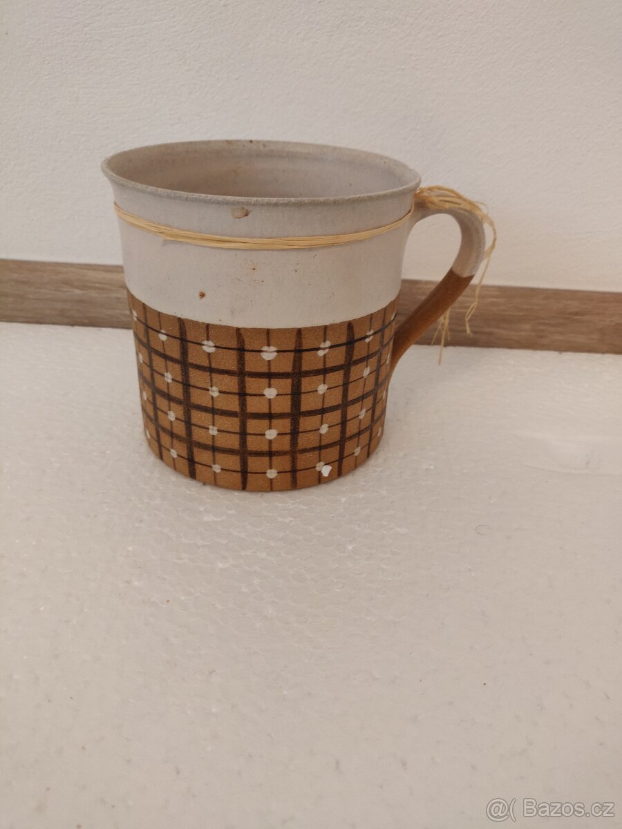 Keramický hrnek v dobrém stavu