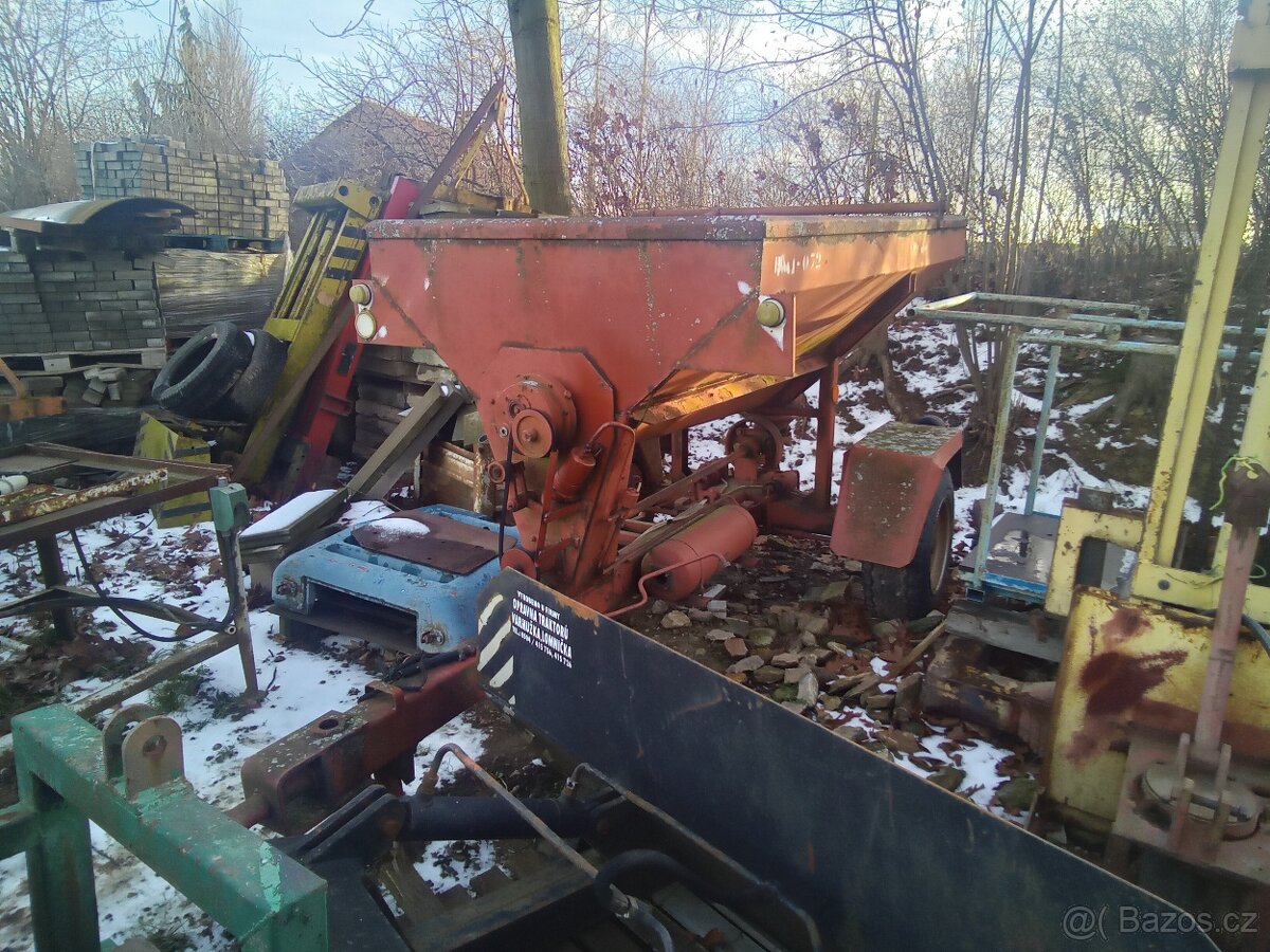 Rozmetadlo průmyslových hnojiv RM 1-072