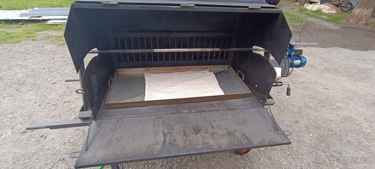 Gril na sele nebo kýtu na víkend i vanoční trhy