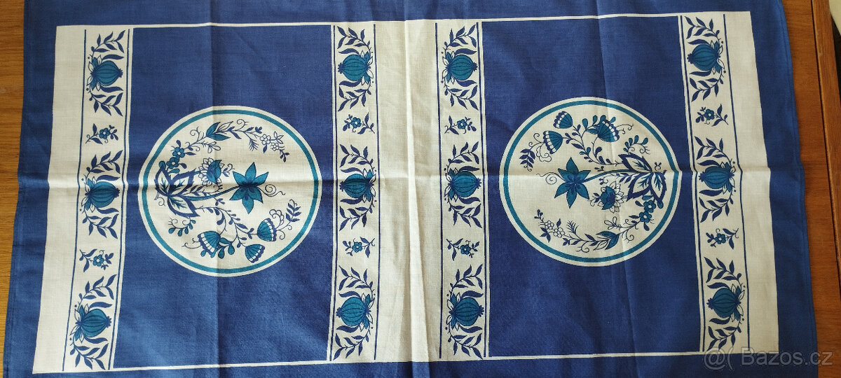 stolní běhoun s cibulákovým vzorem a 2 zástěry se stejným