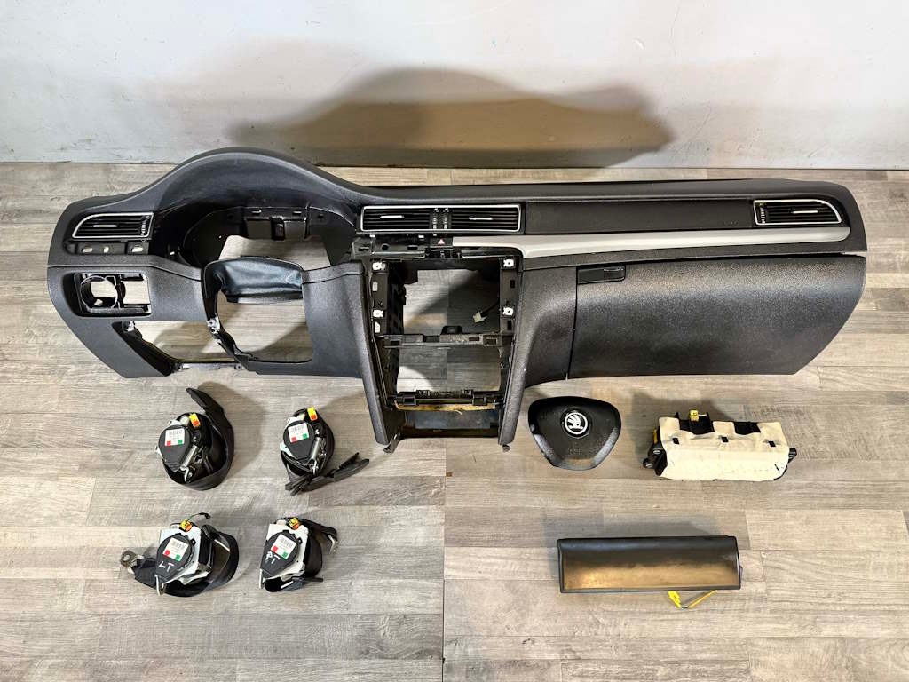 ŠKODA SUPERB 2 FACELIFT palubní deska + pásy + airbagy