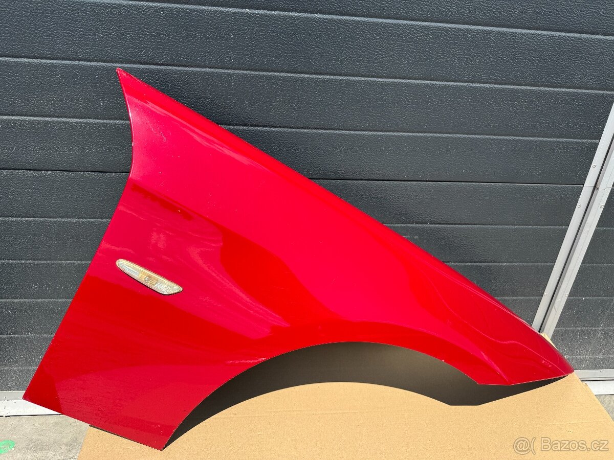 Přední blatník BMW E90, pravý, kód barvy A61