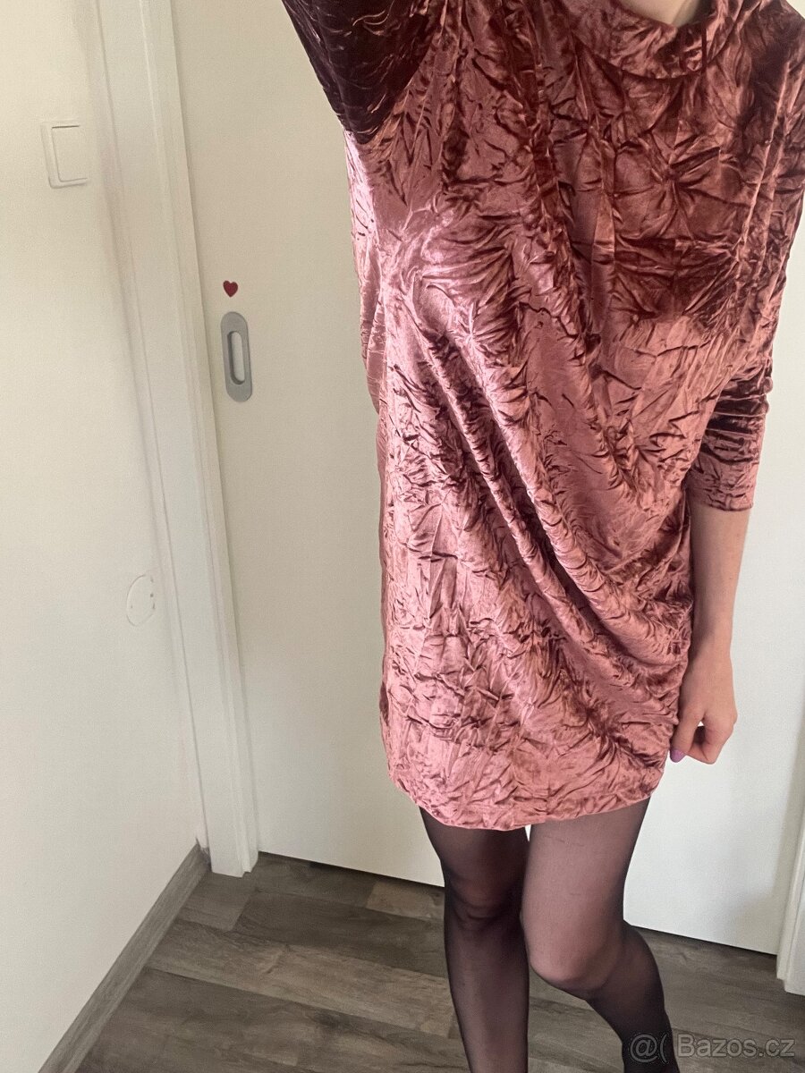 Lesklé šaty Zara