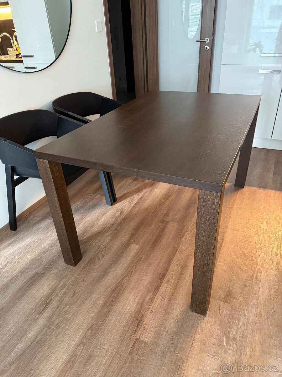 Masivní jídelní stůl 140x90, dýha tmavá